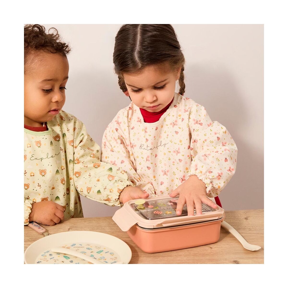 Gyerek kötény hosszú ujjú Miniland Explorer mintával